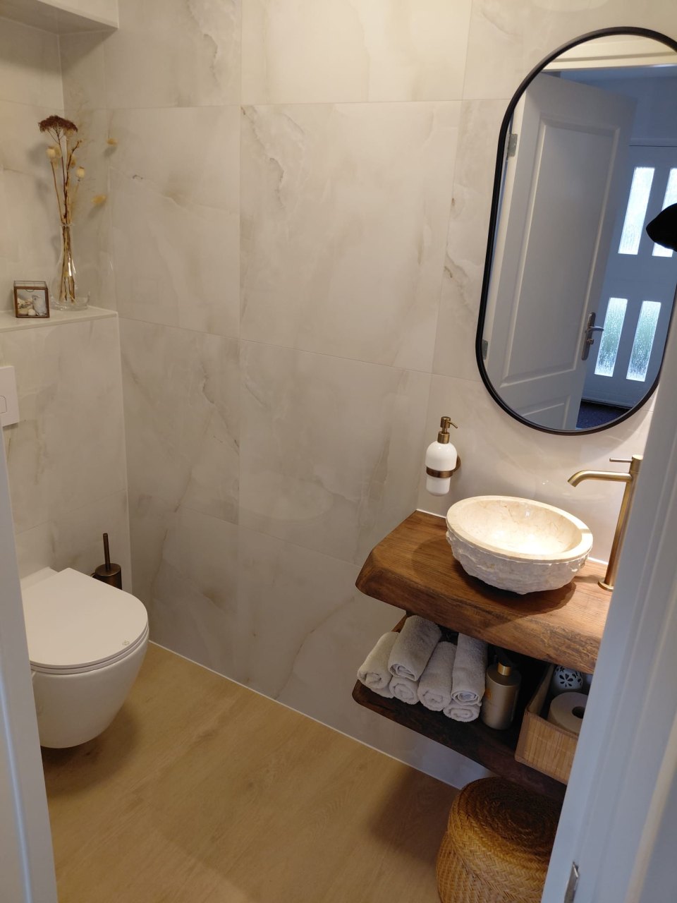 Toilet met marmerlook en waskom