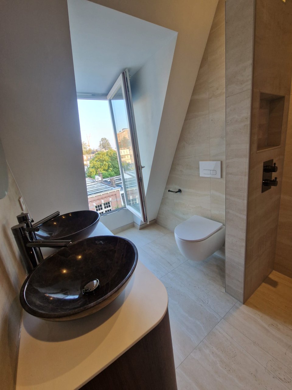 Badkamer met natuurstenen afwerking