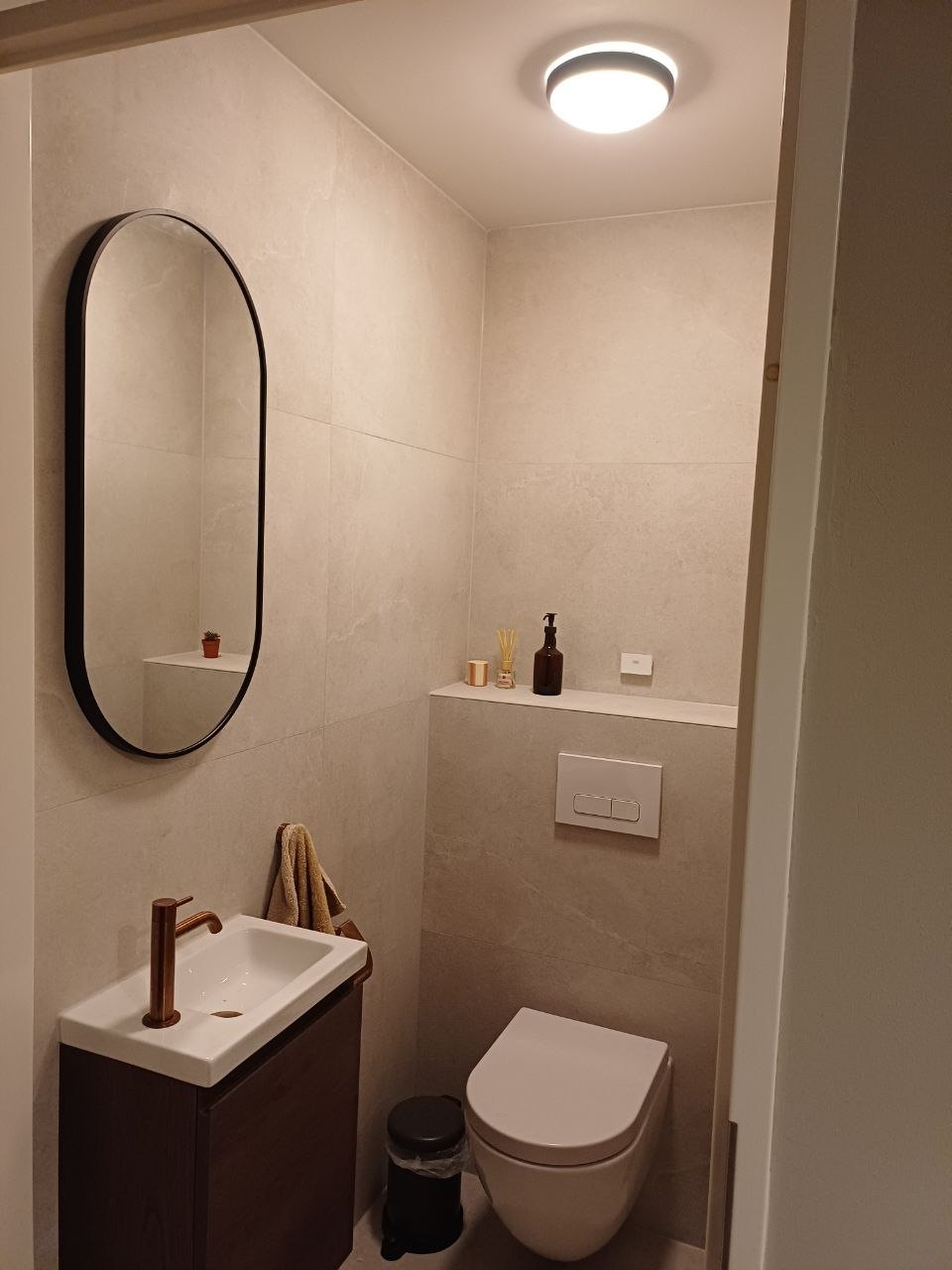 Betegeld toilet met ovale spiegel